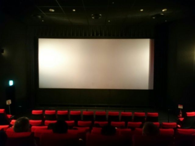 4月の沖縄旅行がおすすめの理由　映画館　島ぜんぶでおーきな祭　映画館　イメージ