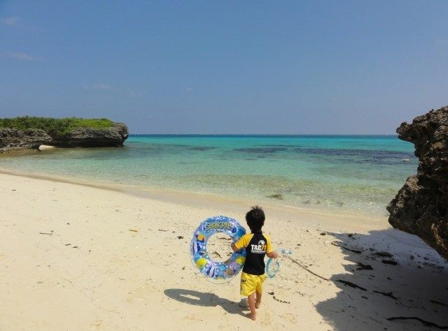 4月の沖縄旅行がおすすめの理由　沖縄の海で遊ぶ子供