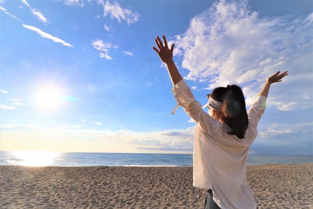 >
What is the best outfit for traveling to Okinawa in April? Woman standing on the beach" decoding="async" loading="eager" width="640" height="427" class="img-ratio">


<h3 class=