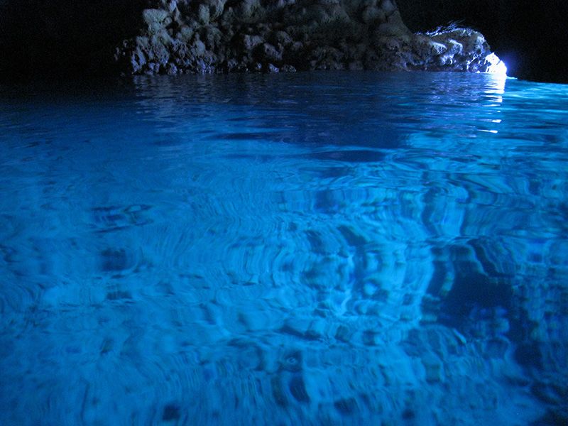 参观冲绳青洞的最佳地点是哪里？详细介绍举办浮潜和潜水之旅的推荐商店和公司！