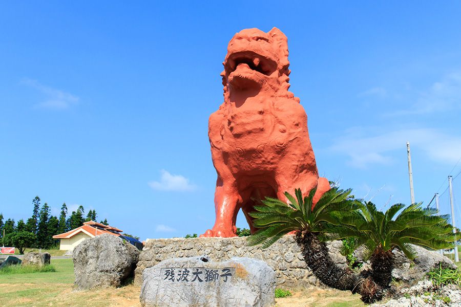 Okinawa Main Island, Yomitan Village, Zanpa Daishishi The largest Shisa in Japan, standing at about 9 meters tall A popular photo spot for tourists, perfect for SNS