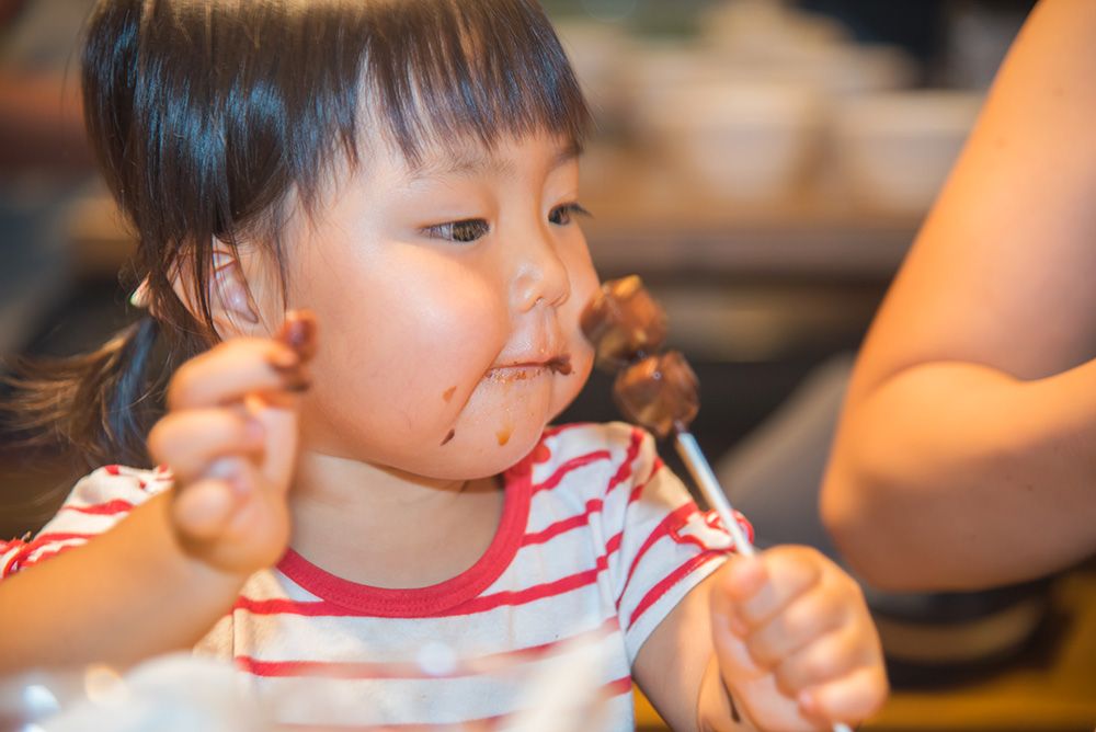 恩納村で子連れにもおすすめの居酒屋3選　ご飯を頬張る子供　赤ちゃん　イメージ