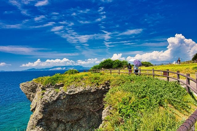 沖縄・恩納村　観光スポット　万座毛　観光を楽しむ人