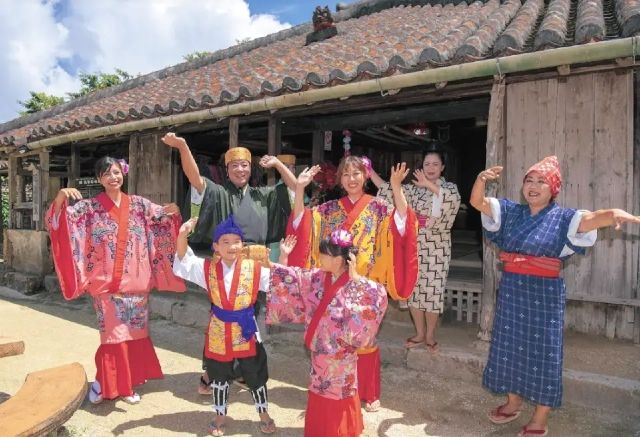 沖縄　恩納村　琉球村　観光を楽しむ人々