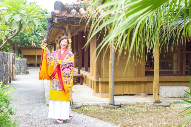 沖縄　恩納村　琉球村　観光スポット　沖縄文化体験　琉装体験を楽しむ女性