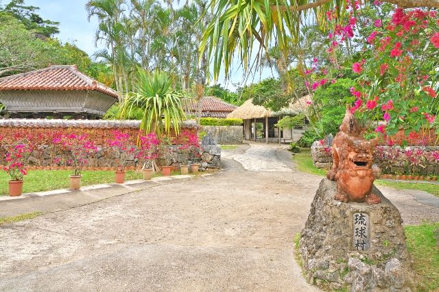 沖縄　恩納村　琉球村　観光スポット　街並み