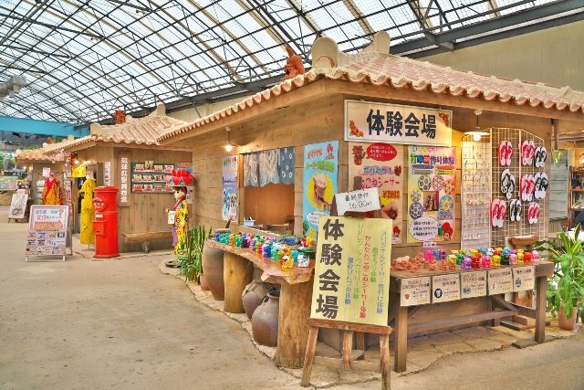 沖縄　恩納村　琉球村　観光スポット　沖縄工芸体験