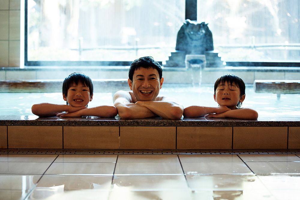 恩納村で日帰り温泉を満喫しよう　温泉につかる親子