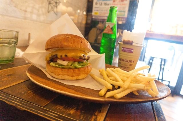 沖縄　テイクアウト店おすすめ　ハンバーガー　イメージ