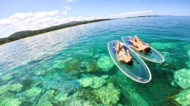 沖縄・恩納村「マリンクラブクレア」　クリアSUP体験を楽しむ女性二人組