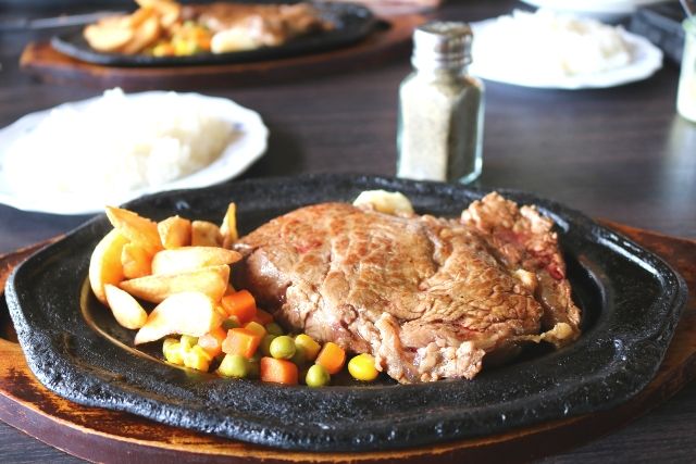 沖縄・恩納村　おすすめ　夜ご飯　ステーキ　イメージ