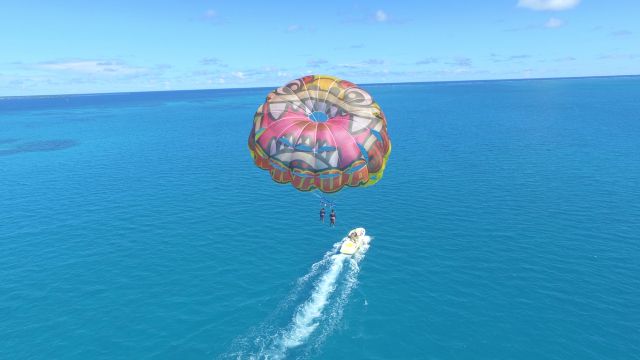 沖縄「オーシャンアイランド沖縄」　パラセーリングを楽しむ人々