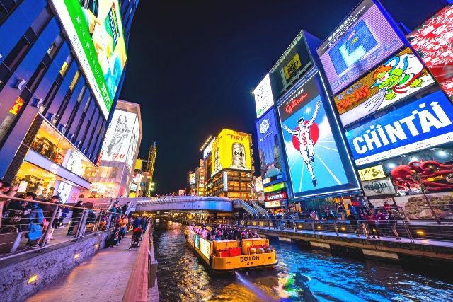 大阪　夜の道頓堀　ネオン