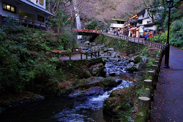 遊歩道より箕面大滝を望む