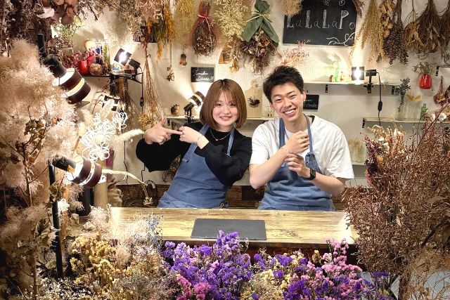 “LALALAPO 大阪手工体验” 一对情侣正在享受饰品制作体验