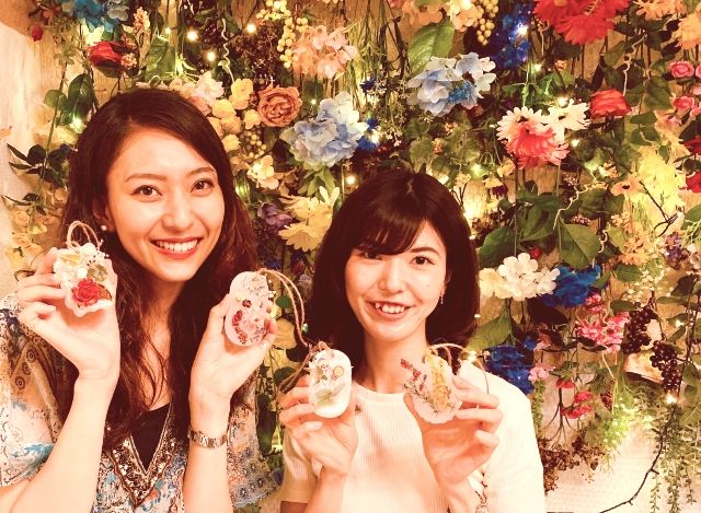 一位女士在“大阪手工体验馆LALALAPO”体验制作蜡烛