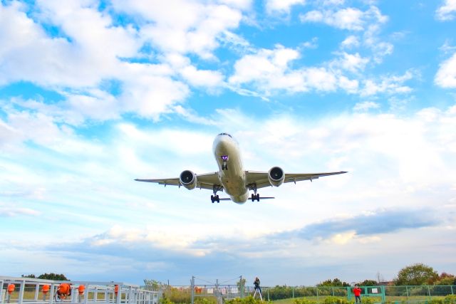 千里川土手から撮影した伊丹空港から離陸する飛行機