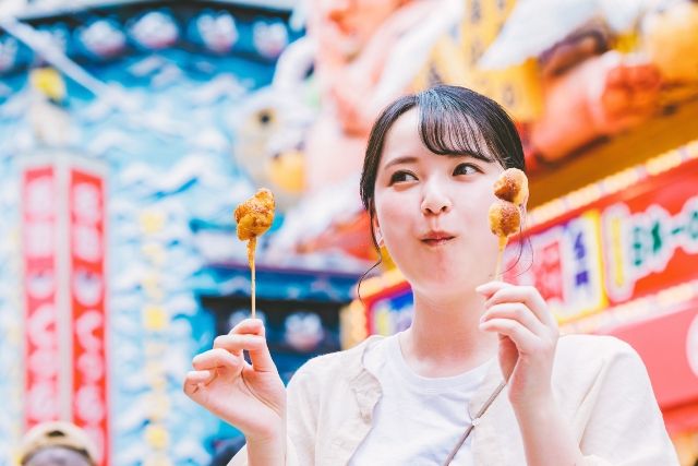 大阪　一人旅を楽しむ女性　食べ歩き