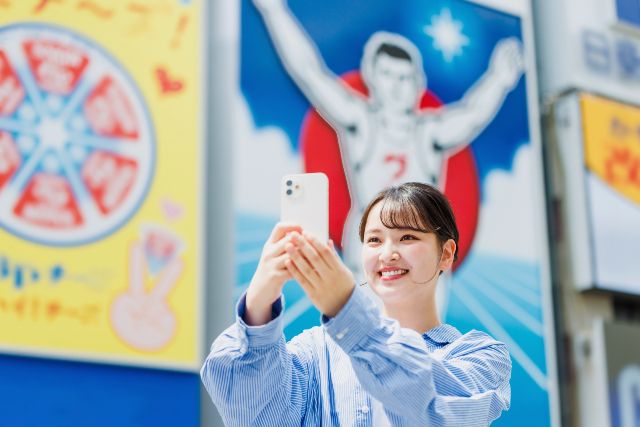 大阪　一人旅を楽しむ女性