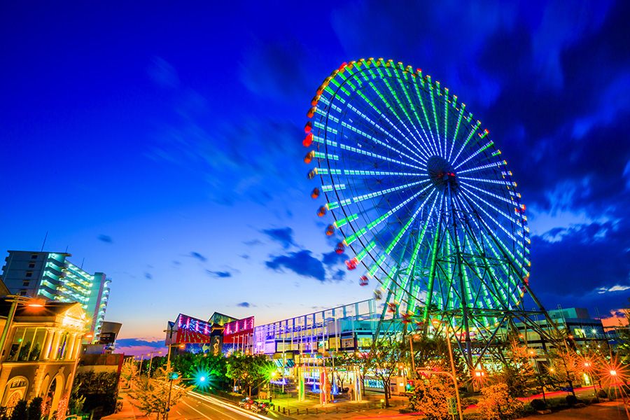 Osaka sightseeing itinerary for families with children, kid-friendly spots, 1 night 2 days, Tempozan Ferris Wheel, colorful LED lighting, Japanese night view heritage, enjoy the spectacular view