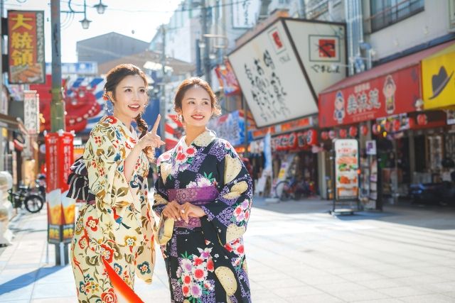 一秩女士租了浴衣，在大阪新世界的“和服牡丹」觀光