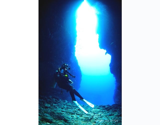 동굴: 오키나와에서의 다이빙 모습 photo by shige