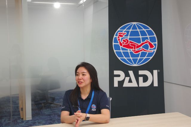 PADI 본부 · 히로시마 마히루 씨의 인터뷰 모습