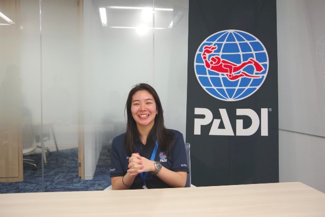 PADI 본부 · 히로시마 마히루 씨의 인터뷰 모습