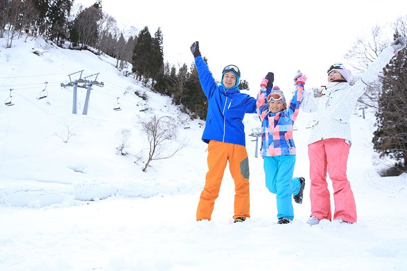 Outfit list for playing in the snow! Thorough introduction of recommended clothing and belongings by age group, from children to adults!