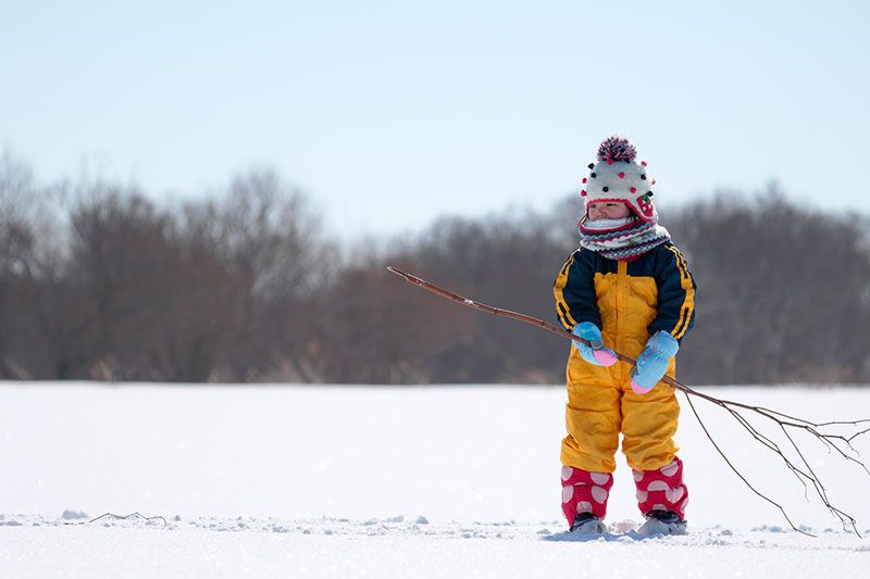 Outfit list for playing in the snow! Thorough introduction of recommended clothing and belongings by age group, from children to adults!