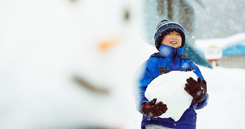 Outfit list for playing in the snow! Thorough introduction of recommended clothing and belongings by age group, from children to adults! Image of