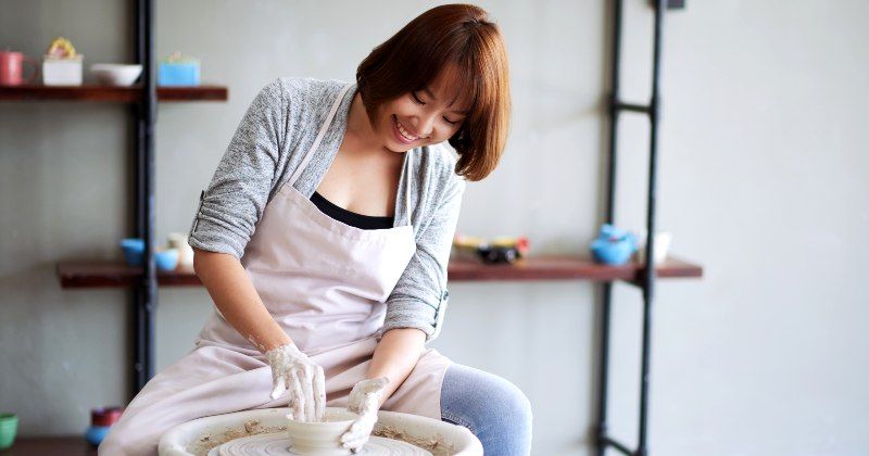 陶芸体験の初心者は手びねりがおすすめ 作り方や電動ろくろとの違いを紹介 アクティビティジャパン