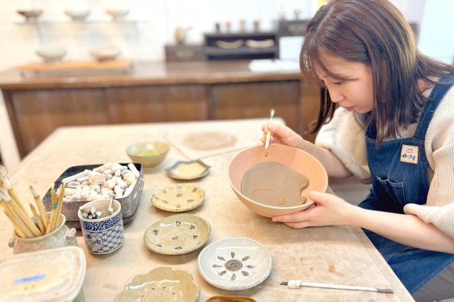 도쿄 "유 공방 도쿄 긴자 교실」 도예 체험을 즐기는 여성