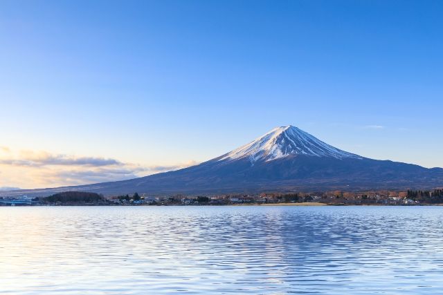 山梨縣縣河口湖畔的富士山在清晨的陽光下閃閃發光
