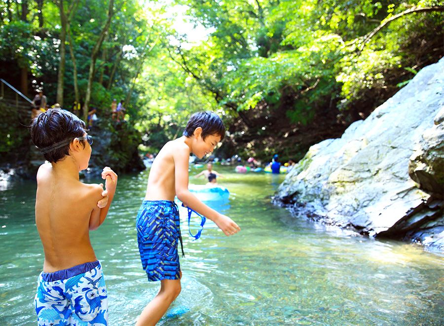 埼玉　観光　子連れ＆家族旅行におすすめ！日帰りスポット　ときがわ町　三波渓谷　自然　ネイチャースポット　清流で遊ぶ子供たち　男の子