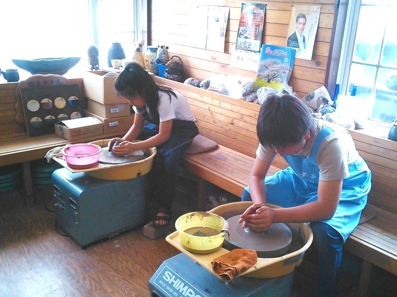 Children enjoying pottery experience at "Kellogg Pottery" in Saitama