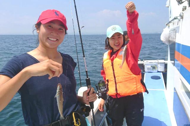 「釣り船　進丸」シロギス　釣り体験を楽しむ親子