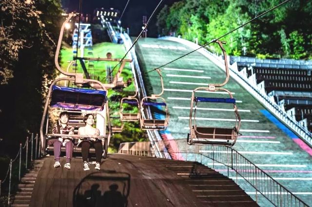 前往北海道札幌大仓山观景休息室的双座缆车