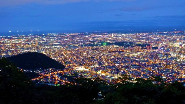 北海道　札幌　夏の人気観光名所　藻岩山　日本新三大夜景都市　展望台からの美しい夜景