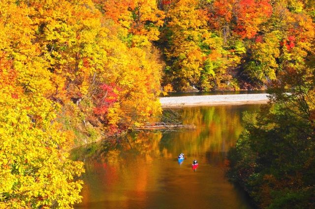 홋카이도·삿포로 “아뮤즈 스포츠(AMUSE SPORTS)” 조잔케이 토요히라카와 카누 체험의 모습 가을