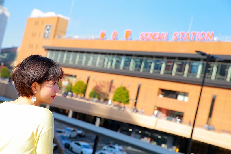 仙台観光　モデルコース　車なし　おすすめの日帰りプラン　JR仙台駅　観光を楽しむ女性