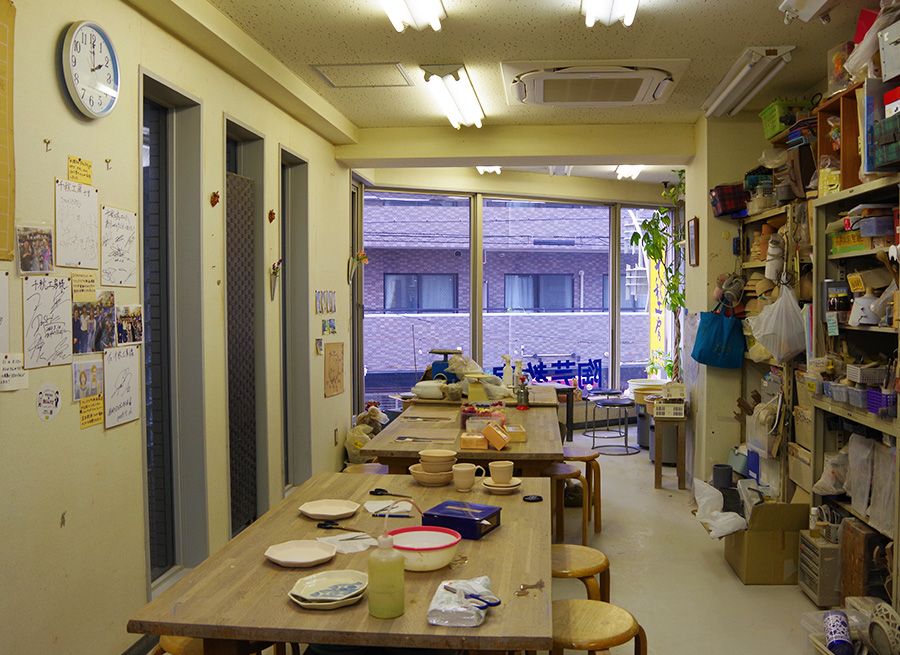 中目黑千秋工房植物標本館體驗 教室裡，中間有一張桌子，窗邊有一個陶輪。