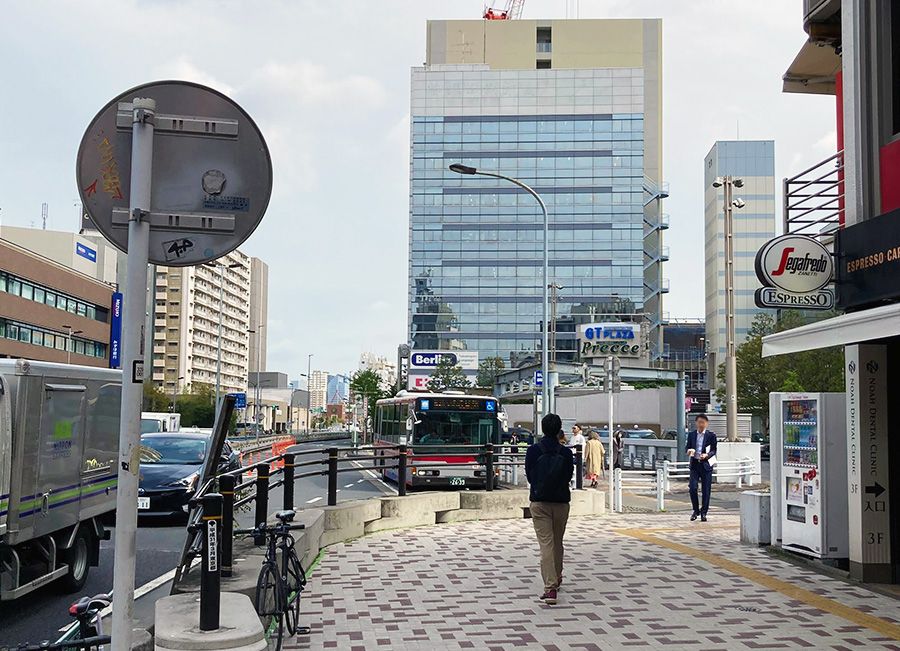 千秋工房へのアクセス　中目黒駅から中目黒ゲートタウン方面へ