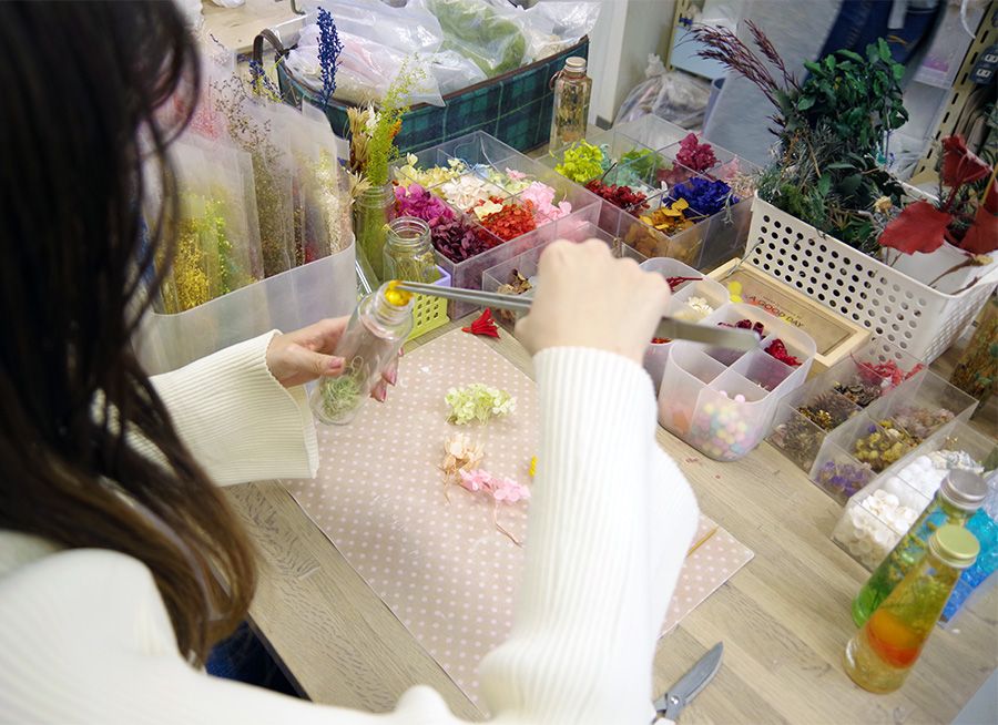 Nakameguro Chiaki Kobo Herbarium experience Cut larger materials with scissors and trim them to the right size before placing them in the pot