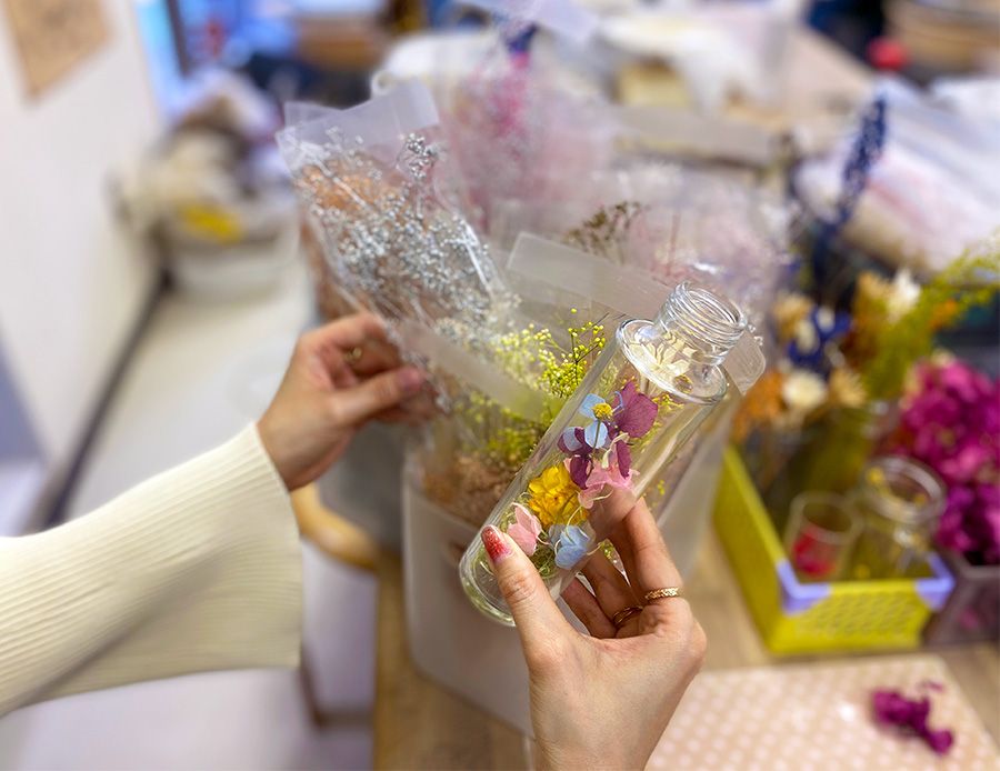Nakameguro Chiaki Kobo Herbarium experience Choosing the material to put on top Gypsophila, small flowers, there are so many cute materials that it's hard to choose