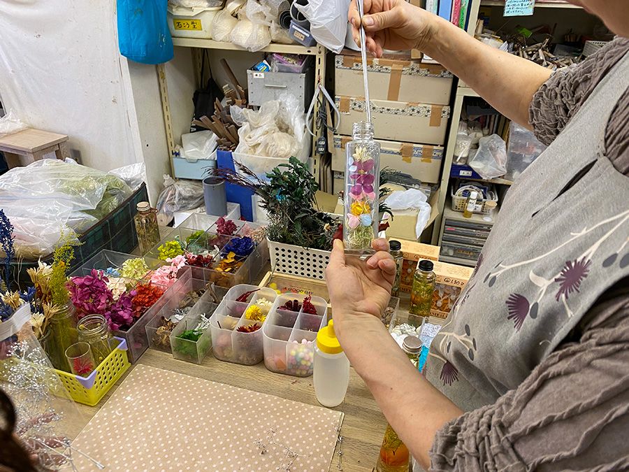 Nakameguro Chiaki Kobo Herbarium experience - Help from the teacher - The teacher makes beautiful adjustments