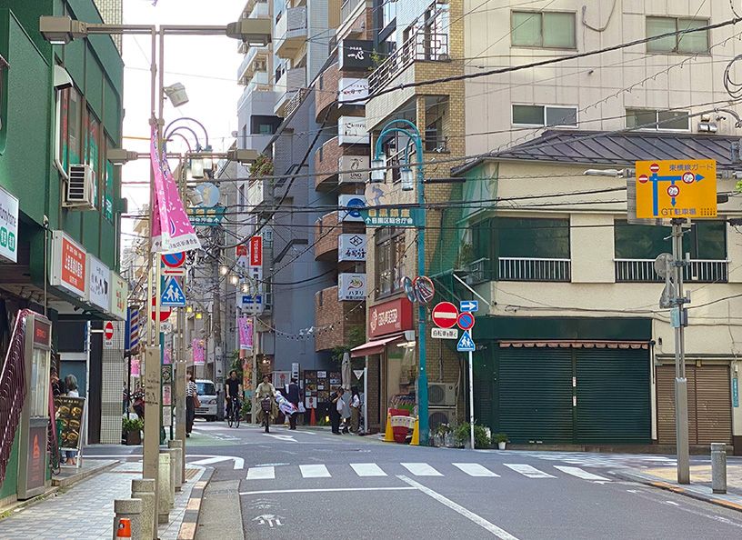 Access to Chiaki Kobo: Go straight towards Meguro Ginza Shopping Street.
