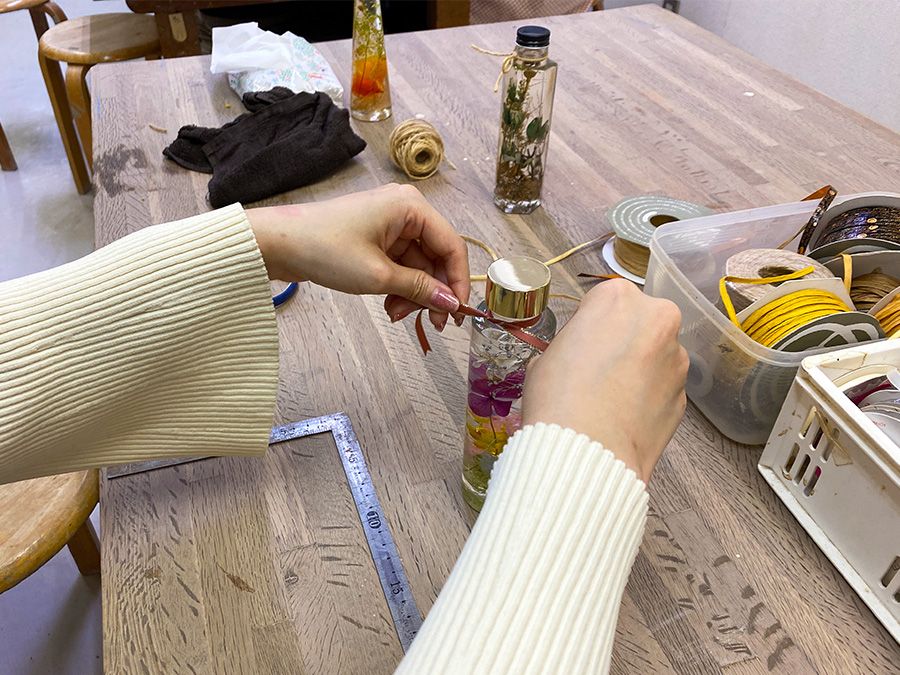 Nakameguro Chiaki Studio Herbarium experience Tying a ribbon It's a bit difficult process, but if you tighten it little by little, you can tie it nicely.