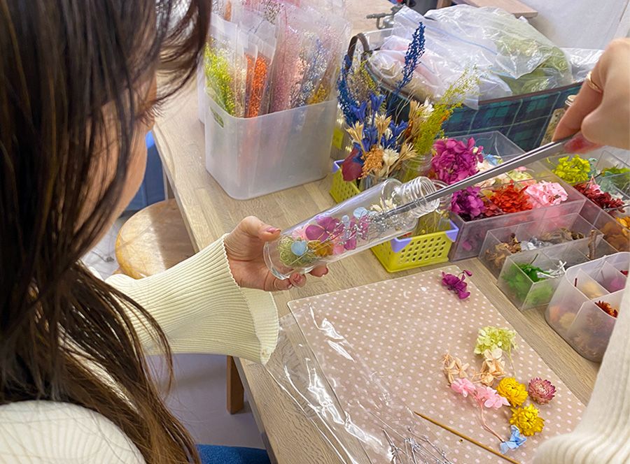 中目黒　千秋工房　ハーバリウム体験　最後の花をピンセットで入れる工程　春らしくカラフルに