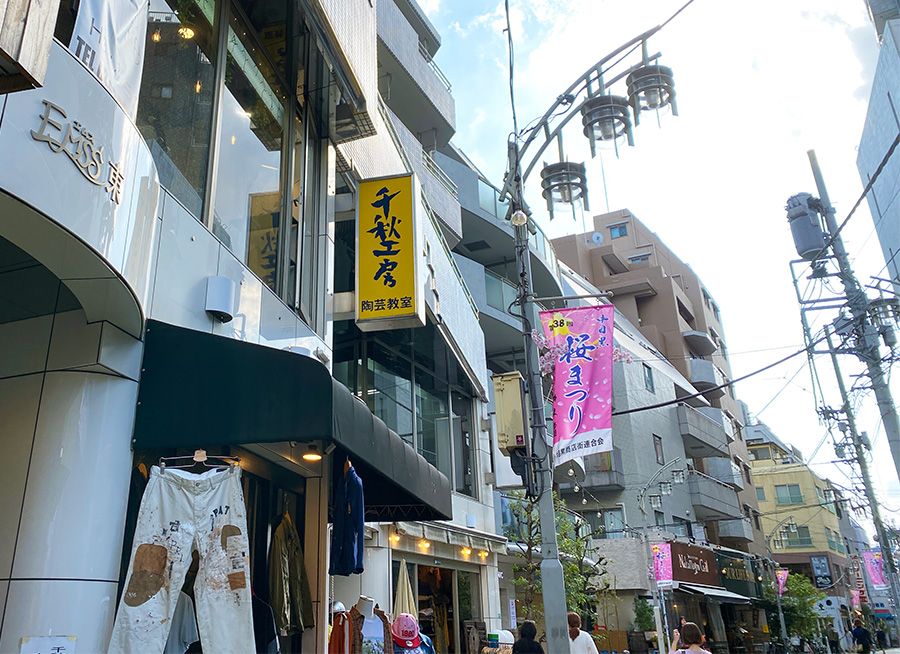前往千秋工房 黃色招牌是地標，下面有一家二手服飾店。